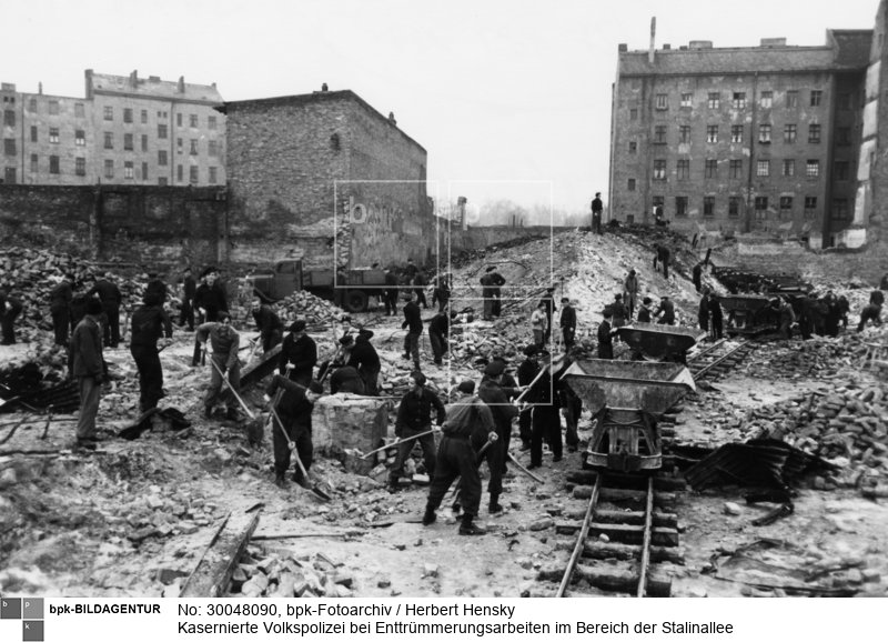 Aufnahmedatum: Januar 1953<BR>Material/Technik: Foto<BR>Aufnahmeort: Berlin (Ost) / DDR<BR>Inventar-Nr.: Hy 0581/1389-04<BR>