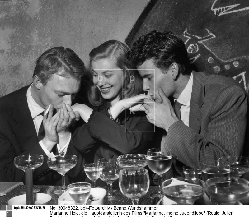 Fotograf: Benno Wundshammer <BR> Mit Pierre Vaneck (links) und Horst Buchholz, die in der französischen, bzw. deutschen Fassung jeweils die männlichen Hauptrollen spielten. Uraufführung: 18. März 1955 in Paris. <BR> Aufnahmedatum: 1955 <BR> Inventar-Nr.: Wu 55/03/16-09 <BR> Systematik:  <BR> Geschichte / Deutschland / 20. Jh. / Bundesrepublik Deutschland / Kunst und Kultur / Film / Filmszenen, Filmplakate, Dreharbeiten / 1955-57