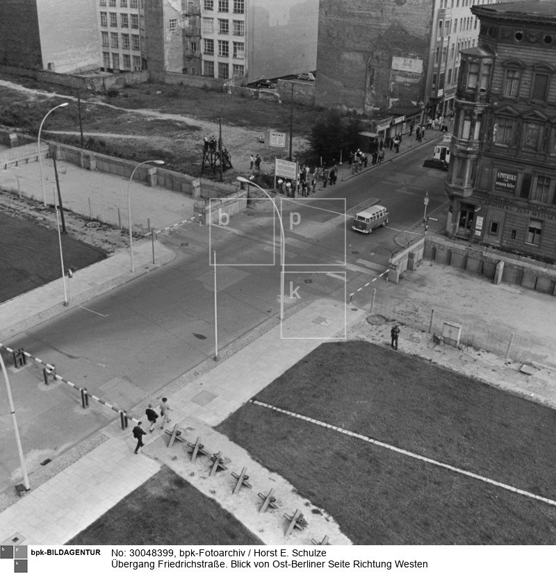 Fotograf: Horst E. Schulze <BR> Aufnahmedatum: 30.08.1962 <BR> Aufnahmeort: Berlin (Ost) <BR> Inventar-Nr.: Sz 2037e-02 <BR> Systematik:  <BR> Geschichte / Deutschland / 20. Jh. / West-Berlin 1949-1990 / Mauer / Checkpoint Charlie Friedrichstraße