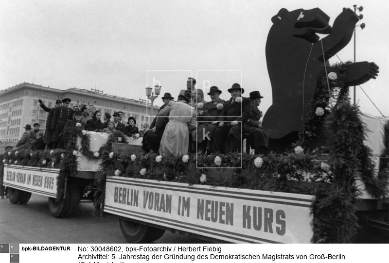 Festumzug am 29. November 1953; Stalinallee; Festwagen: "BERLIN VORAN IM NEUEN KURS"<BR>Aufnahmedatum: 29.11.1953<BR>Material/Technik: Foto<BR>Aufnahmeort: Berlin (Ost), DDR<BR>Inventar-Nr.: Fg A0421-20<BR>
