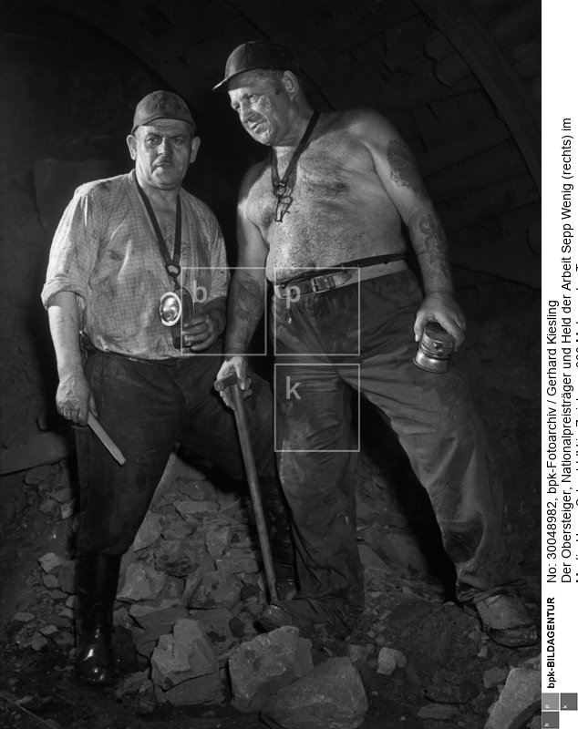 Fotograf: Gerhard Kiesling <BR> Aufnahmedatum: 1952 <BR> Aufnahmeort: Zwickau <BR> Inventar-Nr.: Ks A0082 <BR> Systematik:  <BR> Geschichte / Deutschland / 20. Jh. / DDR / Wirtschaft / Industrie / Bergbau und Energie / Kohle / Untertagebau