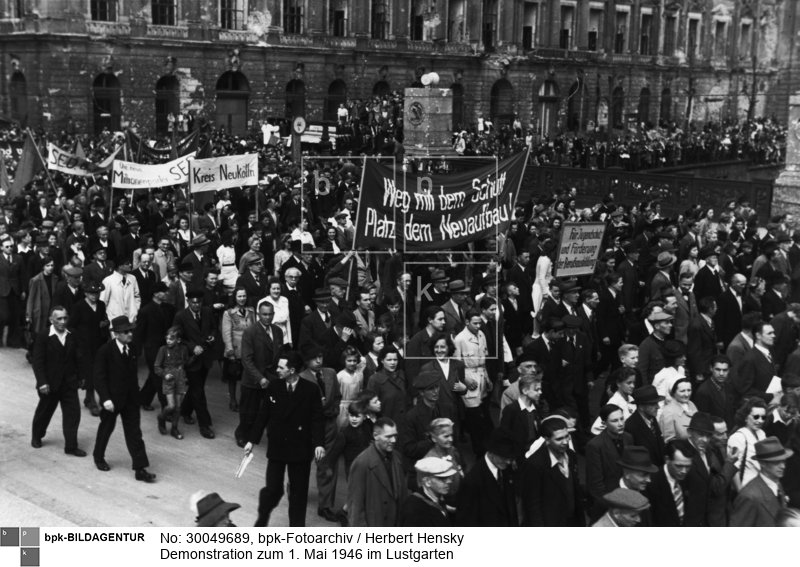 Anmarsch von Unter den Linden und über die Schloßbrücke. Im Hintergrund das Zeughaus<BR>Aufnahmedatum: 01.05.1946<BR>Material/Technik: Foto<BR>Aufnahmeort: Berlin<BR>Inventar-Nr.: Hy 0047/0062-20<BR>
