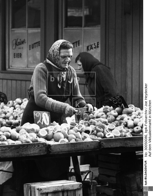 Fotograf: Joe Heydecker <BR> Aufnahmedatum: 1957 <BR> Aufnahmeort: München <BR> Systematik:  <BR> Geschichte / Deutschland / 20. Jh. / Bundesrepublik Deutschland / Wirtschaft / Handel / Einzelhandel und Märkte / Märkte / Wochenmärkte