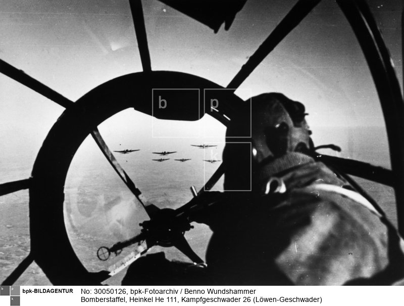 Blick aus der Bugkanzel<BR>Aufnahmedatum: August/September 1940<BR>Material/Technik: Foto<BR>Aufnahmeort: Ärmelkanal<BR>