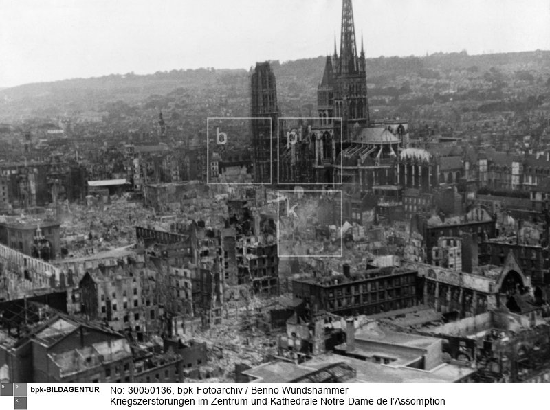 Originaltitel: "Der deutsche Luftarm greift zum Atlantik", "Die Ruinen von Rouen, mit der unversehrt gebliebenen Kathedrale"<BR>Aufnahmedatum: Juni 1940<BR>Material/Technik: Foto<BR>Aufnahmeort: Rouen, Frankreich<BR>
