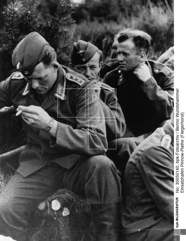 Radioübertragung der Rede von Adolf Hitler vor dem Deutschen Reichstag, 1. September 1939 (Überfall auf Polen); Staffelliegeplatz; Angehörige der  I. Gruppe/Kampfgeschwader 1 "Hindenburg"<BR>Aufnahmedatum: 01.09.1939<BR>Material/Technik: Foto<BR>Aufnahmeort: Pinnow über Plathe, Kreis Regenwalde, Pommern (heute: Pniewo, Gmina Płoty, Polen)<BR>