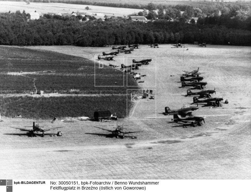 Stützpunkt I. Gruppe Sturzkampfgeschwader 1<BR>Aufnahmedatum: 28.09.1939<BR>Material/Technik: Foto<BR>Aufnahmeort: Brzeźno, Gmina Goworowo, Polen<BR>