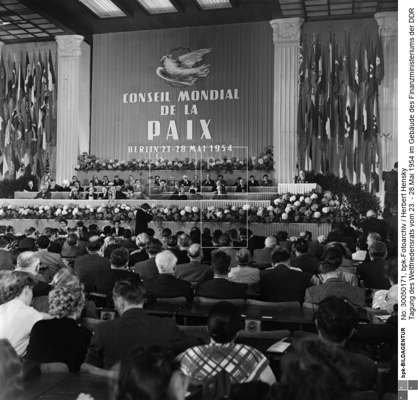 Fotograf: Herbert Hensky <BR> Aufnahmedatum: Mai 1954 <BR> Aufnahmeort: Berlin (Ost) <BR> Inventar-Nr.: Hy 0650/1624-06 <BR> Systematik:  <BR> Geschichte / Deutschland / 20. Jh. / DDR / Gesellschaftliche Bewegungen / Friedensbewegung