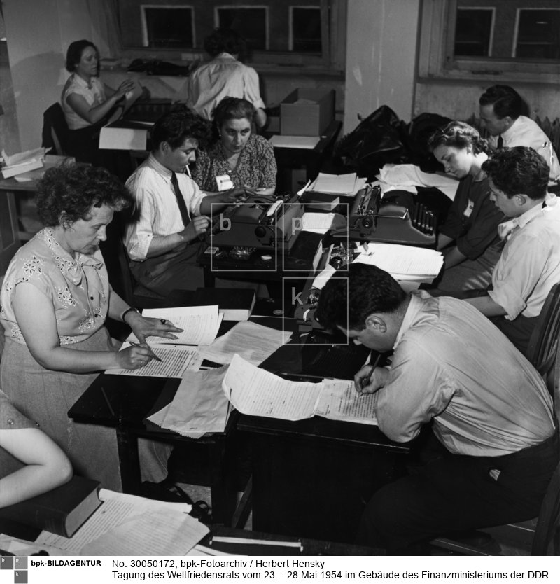 Fotograf: Herbert Hensky <BR> Im Pressebüro <BR> Aufnahmedatum: Mai 1954 <BR> Aufnahmeort: Berlin (Ost) <BR> Inventar-Nr.: Hy 0650/1631-04 <BR> Systematik:  <BR> Geschichte / Deutschland / 20. Jh. / DDR / Kunst und Kultur / Presse / Redaktion, Journalisten