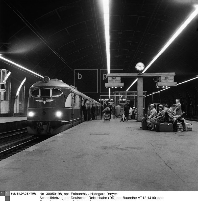 Fotograf: Hildegard Dreyer <BR> Eingesetzt als Interzonenzug zwischen Berlin und Hamburg <BR> Aufnahmedatum: 1960 <BR> Aufnahmeort: Berlin (Ost) <BR> Inventar-Nr.: Dr 15032 <BR> Systematik:  <BR> Geschichte / Deutschland / 20. Jh. / DDR / Verkehr / Eisenbahn / Personenverkehr
