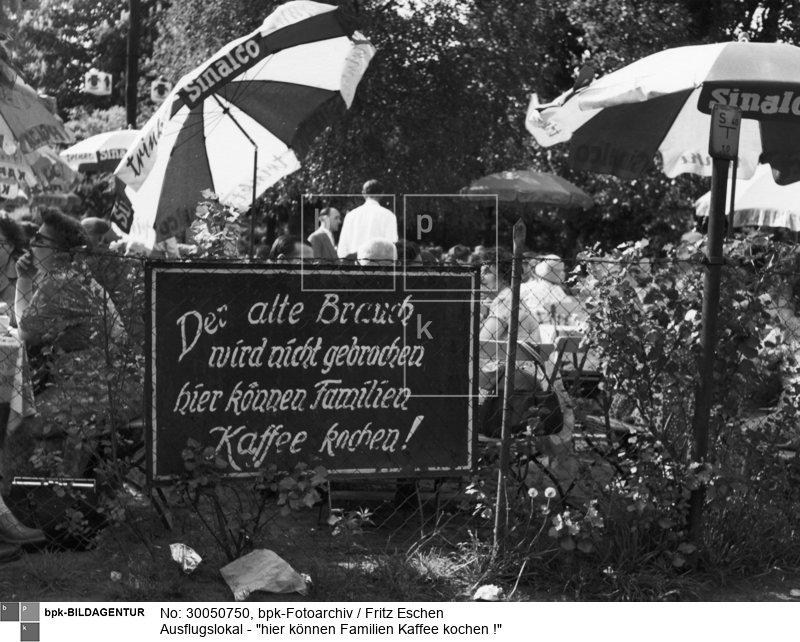 Fotograf: Fritz Eschen <BR> Aufnahmedatum: 1963 <BR> Aufnahmeort: Berlin (West) <BR> Inventar-Nr.: ES 84177 <BR> Systematik:  <BR> Geschichte / Deutschland / 20. Jh. / West-Berlin 1949-1990 / Bevölkerung / Freizeit und Geselligkeit / Essen und Trinken / Gaststätten, Cafés, Ausflugslokale, Imbißstuben