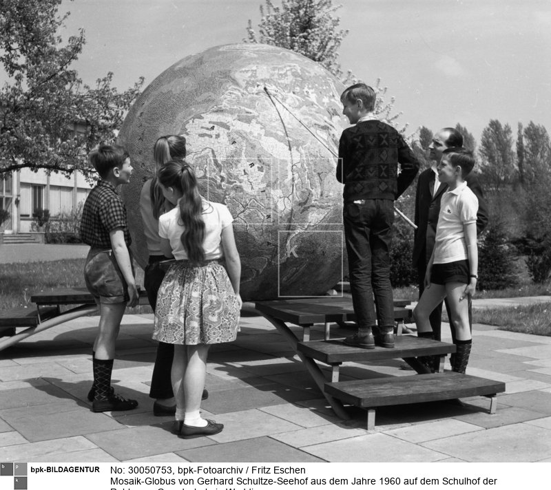 Fotograf: Fritz Eschen <BR> Aufnahmedatum: 1963 <BR> Aufnahmeort: Berlin (West) <BR> Inventar-Nr.: ES 86719 <BR> Systematik:  <BR> Geschichte / Deutschland / 20. Jh. / West-Berlin 1949-1990 / Bildung und Wissenschaft / Schulen