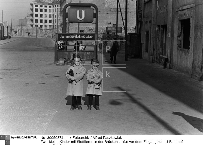 Aufnahmedatum: 1953<BR>Material/Technik: Foto<BR>Aufnahmeort: Berlin (Ost)<BR>Inventar-Nr.: Pz R195a-03A<BR>