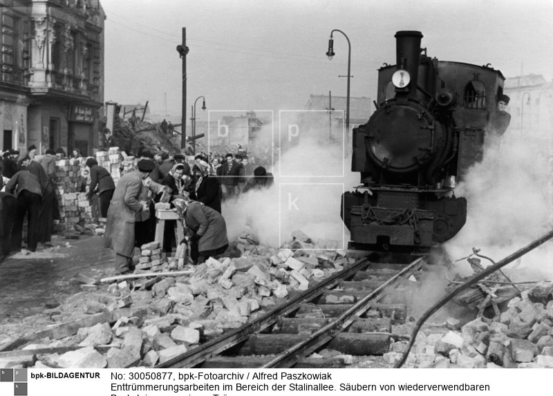 Fotograf: Alfred Paszkowiak <BR> Motiv 2 von 2 <BR> Aufnahmedatum: 1952 <BR> Aufnahmeort: Berlin (Ost) <BR> Inventar-Nr.: Pz R198a-07 <BR> Systematik:  <BR> Geschichte / Deutschland / 20. Jh. / DDR / Städtebau / Kriegszerstörungen / Wiederaufbau / Allgemeines / Nationales Aufbauwerk