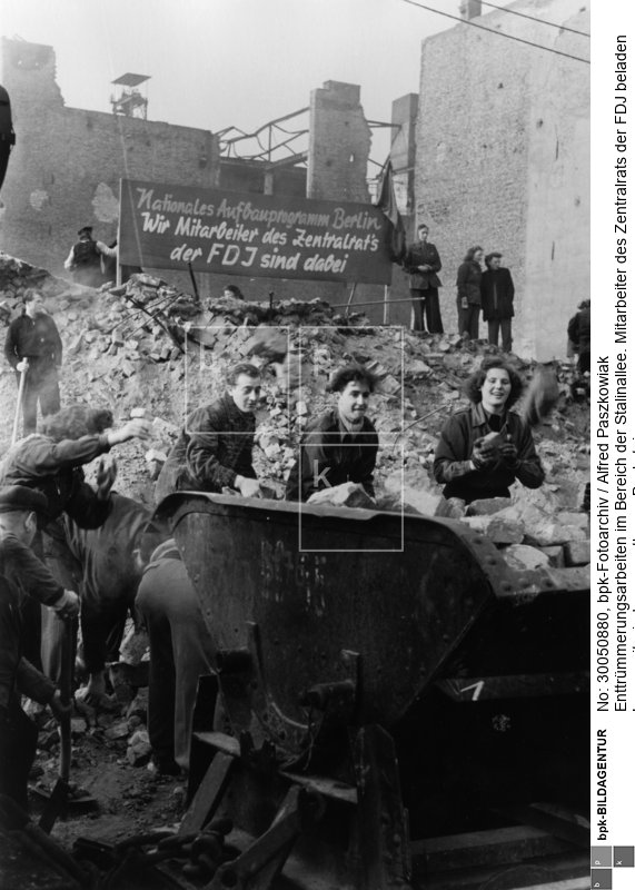Fotograf: Alfred Paszkowiak <BR> Aufnahmedatum: 1952 <BR> Aufnahmeort: Berlin (Ost) <BR> Inventar-Nr.: Pz R198a-30 <BR> Systematik:  <BR> Geschichte / Deutschland / 20. Jh. / DDR / Städtebau / Kriegszerstörungen / Wiederaufbau / Allgemeines / Nationales Aufbauwerk