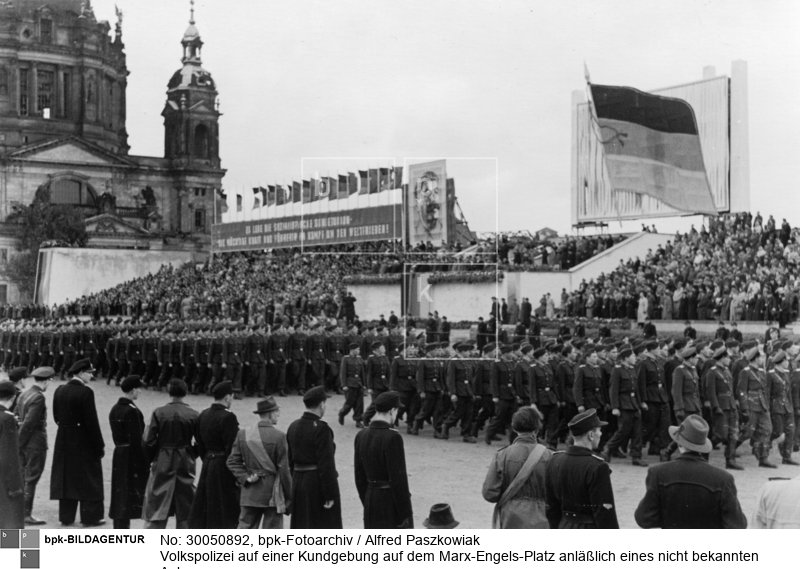 Fotograf: Alfred Paszkowiak <BR> Motiv 2 von 3 <BR> Aufnahmedatum: um 1953 <BR> Aufnahmeort: Berlin (Ost) <BR> Inventar-Nr.: Pz R175a-3.R., 3.v.l. <BR> Systematik:  <BR> Geschichte / Deutschland / 20. Jh. / DDR / Öffentliche Dienste / Polizei