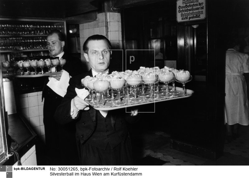 Zwei Kellner mit Tabletts voller Desserts<BR>Aufnahmedatum: 31.12.1953<BR>Material/Technik: Foto<BR>Berlin (West)<BR>Inventar-Nr.: Kö 0481-14<BR>