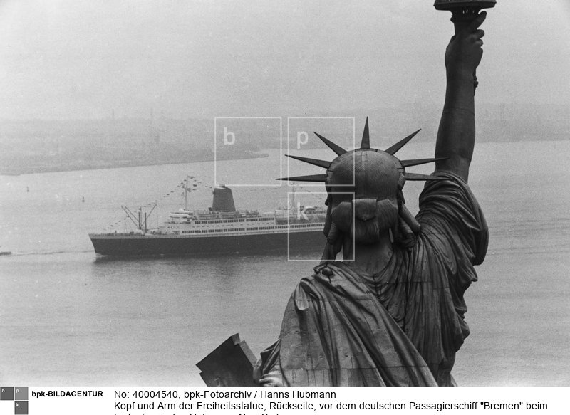 Von einem Hubschrauber aus aufgenommen. <br> Motiv 2 von 2 <br> Aufnahmedatum: 1958 <br> Aufnahmeort: New York City <br> Inventar-Nr.: Hu 9995-33 <br> Systematik:  <br> Geographie / Amerika / USA / Orte / New York City / Liberty Island / Freiheitsstatue / Fotos