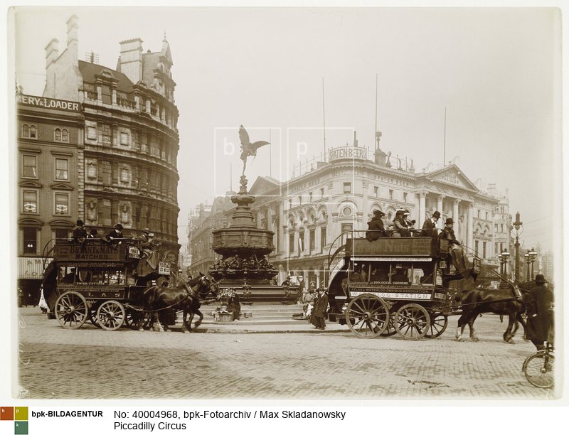 Pferdeomnibusse<BR>Aufnahmedatum: 1903<BR>Material/Technik: Foto / Albuminpapier<BR>Aufnahmeort: London<BR>