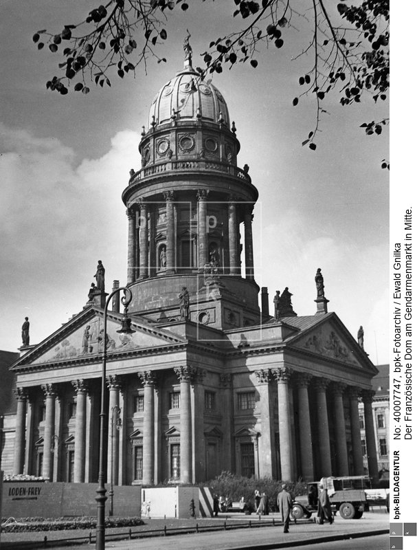 Kirche für die reformierte Gemeinde der Hugenotten; 1701/05 erbaut, 1780/85 Hinzufügung des Kuppelturmes nach einem Entwurf von Gontard<BR>Aufnahmedatum: 1937<BR>Aufnahmeort: Berlin<BR>Systematik: <BR>Geografie / Europa / Deutschland / Orte / Berlin / Kirchen / Domkirchen / Deutscher Dom, Französischer Dom