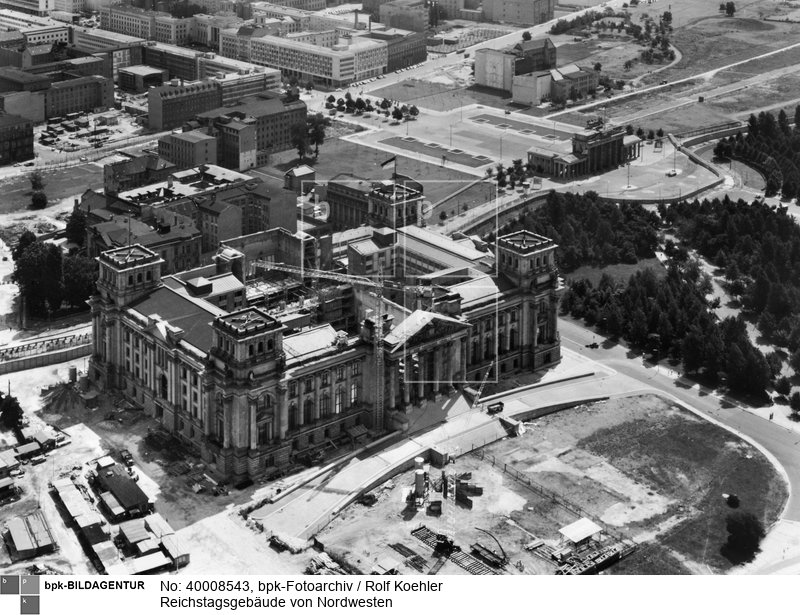 Hinter dem Reichstag die Mauer. Rechts oben das Brandenburger Tor mit dem Pariser Platz, Ateliergebäude der Akademie der Künste, Seitenflügel des Adlon-Hotels <br> Aufnahmedatum: 1966 <br> Aufnahmeort: Berlin (West) <br> Inventar-Nr.: Kl Lu04129 <br> Systematik:  <br> Geographie / Europa / Deutschland / Orte / Berlin / Regierungsgebäude / Parlamente, Landeshäuser / Reichstag / Fotos