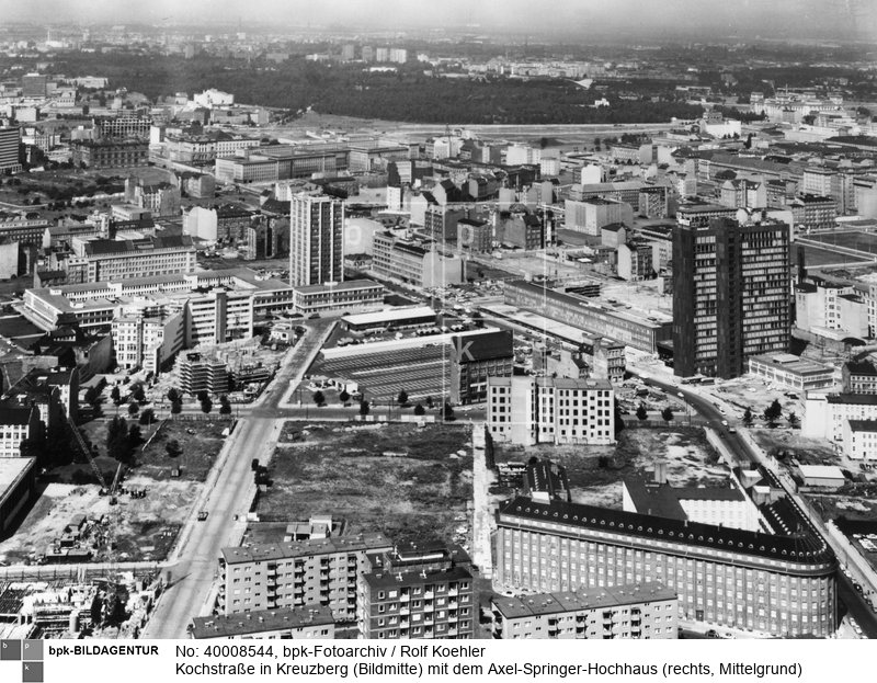 Luftaufnahme.<BR>Unten rechts die Oranienstraße, unten links die Ritterstraße<BR>Aufnahmedatum: 05.08.1966<BR>Aufnahmeort: Berlin (West)<BR>Inventar-Nr.: Kl Lu04367<BR>Systematik: <BR>Geografie / Europa / Deutschland / Orte / Berlin / Allgemeine Stadtansichten / Luftbilder / Innenstadtbezirke / Süd / Kreuzberg