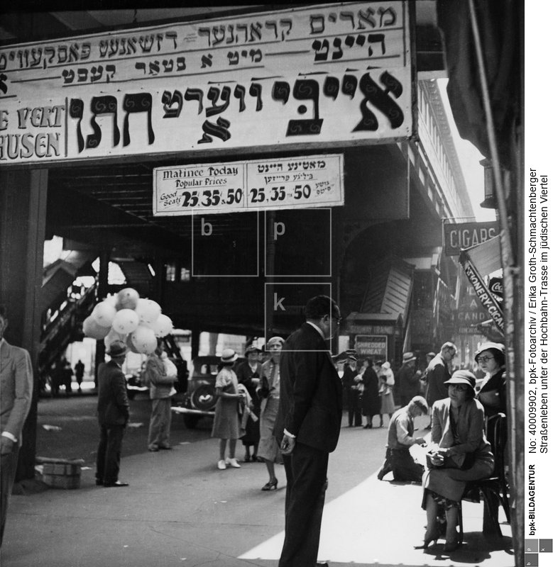 Aufnahmedatum: 1934<BR>Aufnahmeort: New York City<BR>Systematik: <BR>Geographie / Amerika / USA / Orte / New York / Manhattan / Straßen, Straßenleben / Districts / Lower Eastside