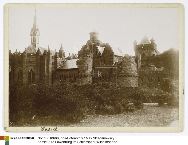 künstliche Burgruine, erbaut 1793-1800 nach den Plänen von Heinrich Christoph Jussow<BR>Aufnahmedatum: 1903<BR>Material/Technik: Foto / Albumin<BR>Aufnahmeort: Kassel<BR>