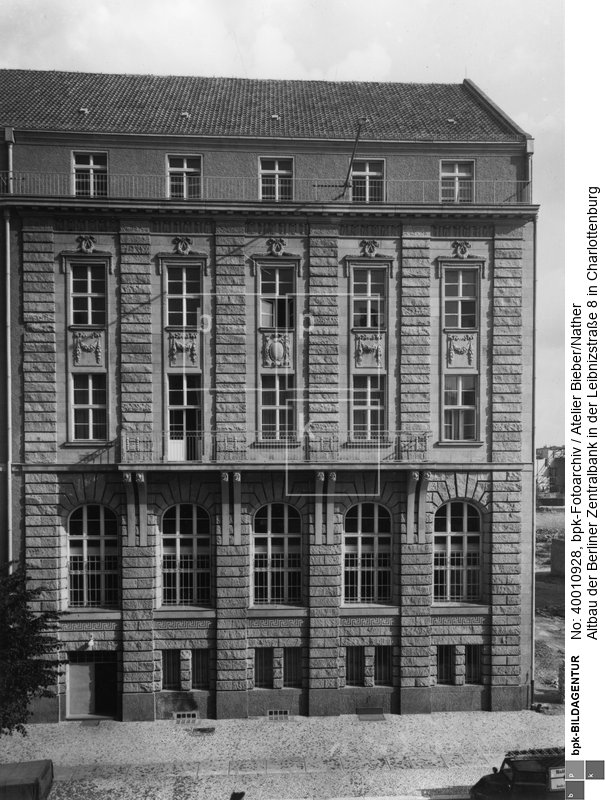(ehem. Reichsbankstelle Charlottenburg; erbaut 1906/7 von Julius Habicht und Philipp Rappaport)<BR>Aufnahmedatum: 1950<BR>Material/Technik: Foto<BR>Aufnahmeort: Berlin (West)<BR>Inventar-Nr.: Bb N62986-52<BR>