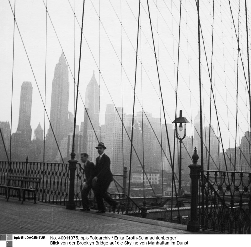 Fotograf: Erika Groth-Schmachtenberger <BR> Aufnahmedatum: 1934 <BR> Aufnahmeort: New York City <BR> Inventar-Nr.: GS A068 <BR> Systematik:  <BR> Geographie / Amerika / USA / Orte / New York City / Brücken / Brooklyn Bridge / Fotos