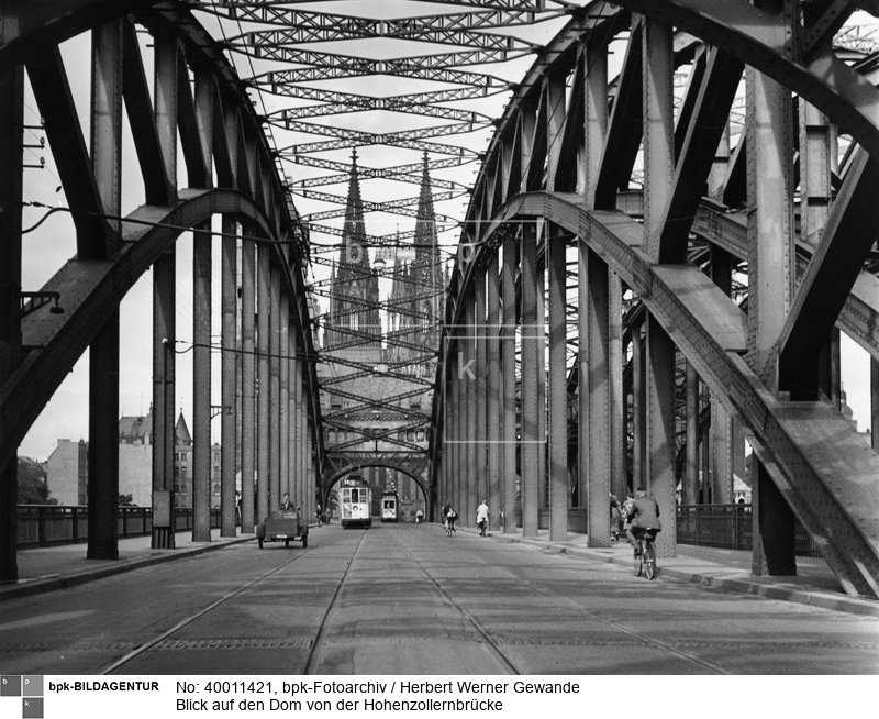 Motiv 1 von 2 <br> Aufnahmedatum: 1936 <br> Aufnahmeort: Köln <br> Inventar-Nr.: Gw 3616 <br> Systematik:  <br> Geographie / Europa / Deutschland / Orte / Köln / Dom / Außenansicht