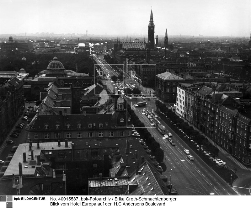 Fotograf: Erika Groth-Schmachtenberger <BR> rechts der Turm des Rathauses, links das Rondell der Nils-Carlsberg-Glyptothek, dahinter der Tivoligarten <BR> Aufnahmedatum: 1965 <BR> Aufnahmeort: Kopenhagen <BR> Systematik:  <BR> Geographie / Europa / Dänemark / Orte / Kopenhagen / Stadtansichten