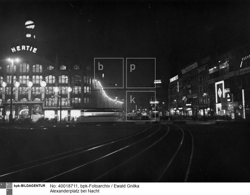 links das Warenhaus Hertie (Hermann Tietz)<BR>Aufnahmedatum: 1936<BR>Material/Technik: Fotografie<BR>Aufnahmeort: Berlin, Deutsches Reich (Deutschland)<BR>