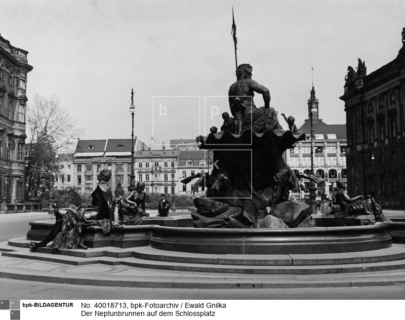 Fotograf: Ewald Gnilka <BR> vom Bildhauer Reinhold Begas <BR> Aufnahmedatum: 1930er Jahre <BR> Aufnahmeort: Berlin <BR> Systematik:  <BR> Geographie / Europa / Deutschland / Orte / Berlin / Brunnen / Neptunbrunnen