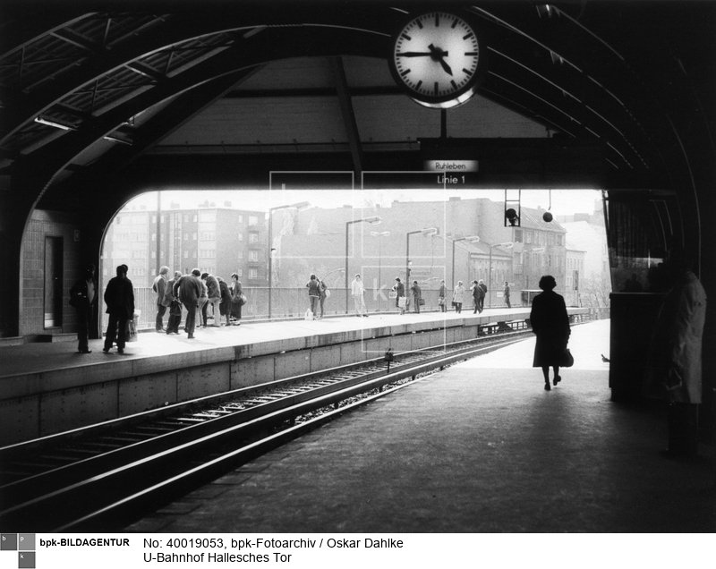 Fotograf: Oskar Dahlke <BR> Aufnahmedatum: 1982 <BR> Aufnahmeort: Berlin (West) <BR> Inventar-Nr.: Da 689-67 <BR> Systematik:  <BR> Geographie / Europa / Deutschland / Orte / Berlin / Verkehr / öffentliche Verkehrsmittel / Hochbahn