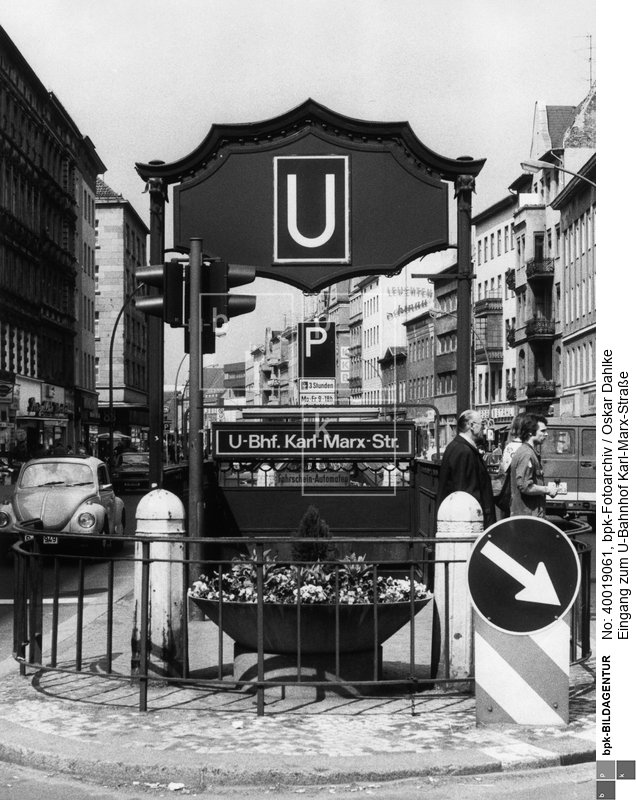 Fotograf: Oskar Dahlke <BR> Aufnahmedatum: 1982 <BR> Aufnahmeort: Berlin (West) <BR> Inventar-Nr.: Da 689-34 <BR> Systematik:  <BR> Geographie / Europa / Deutschland / Orte / Berlin / Verkehr / öffentliche Verkehrsmittel / U-Bahn