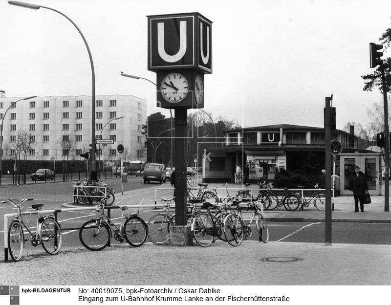 Fotograf: Oskar Dahlke <BR> Aufnahmedatum: 1982 <BR> Aufnahmeort: Berlin (West) <BR> Inventar-Nr.: Da 683-49 <BR> Systematik:  <BR> Geographie / Europa / Deutschland / Orte / Berlin / Verkehr / öffentliche Verkehrsmittel / U-Bahn