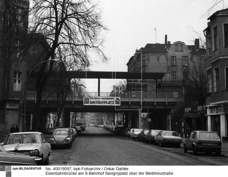Fotograf: Oskar Dahlke <BR> Aufnahmedatum: 1980 <BR> Aufnahmeort: Berlin (West) <BR> Inventar-Nr.: Da 608-50 <BR> Systematik:  <BR> Geographie / Europa / Deutschland / Orte / Berlin / Verkehr / öffentliche Verkehrsmittel / Dampfbahn, S-Bahn