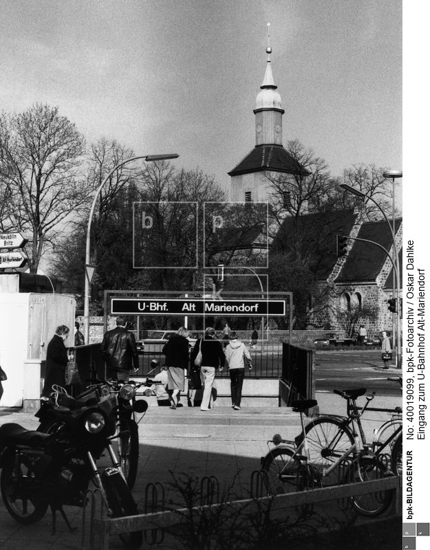 Fotograf: Oskar Dahlke <BR> Im Hintergrund die Dorfkirche <BR> Aufnahmedatum: 1982 <BR> Aufnahmeort: Berlin (West) <BR> Inventar-Nr.: Da 687-57 <BR> Systematik:  <BR> Geographie / Europa / Deutschland / Orte / Berlin / Verkehr / öffentliche Verkehrsmittel / U-Bahn