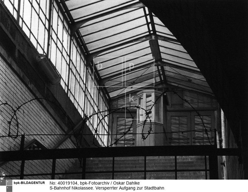 Fotograf: Oskar Dahlke <BR> Aufnahmedatum: 1984 <BR> Aufnahmeort: Berlin (West) <BR> Inventar-Nr.: Da 809-11 <BR> Systematik:  <BR> Geographie / Europa / Deutschland / Orte / Berlin / Verkehr / öffentliche Verkehrsmittel / Dampfbahn, S-Bahn