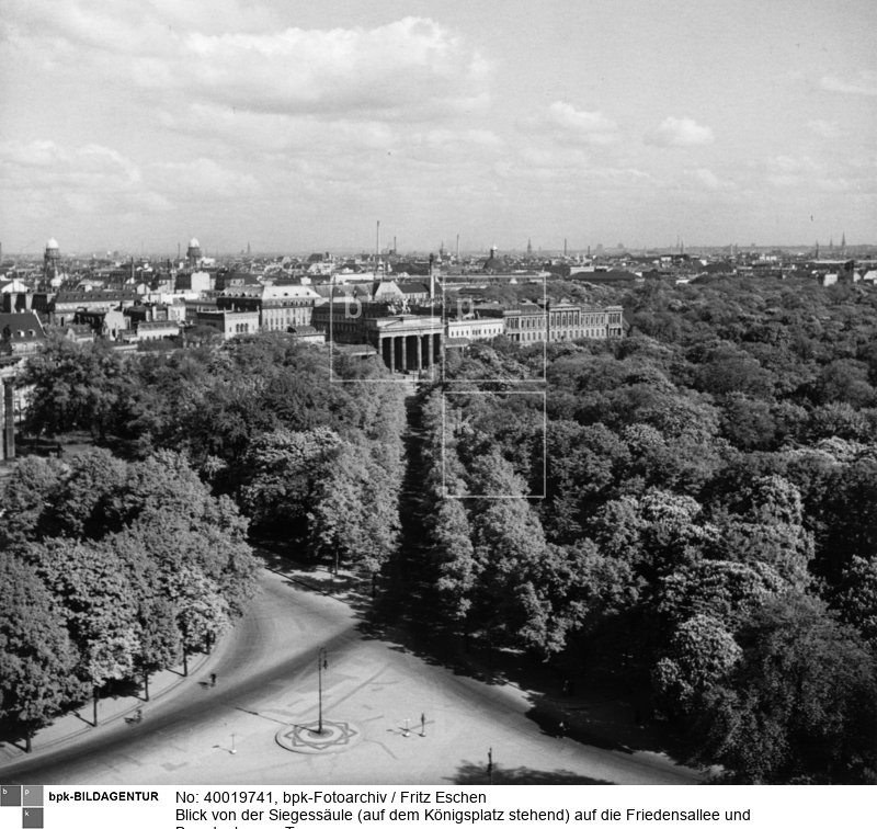 Fotograf: Fritz Eschen <BR> (Die Friedensallee führte vom Brandenburger Tor zum Königsplatz) <BR> Aufnahmedatum: um 1936 <BR> Aufnahmeort: Berlin <BR> Inventar-Nr.: ES 10038 <BR> Systematik:  <BR> Geographie / Europa / Deutschland / Orte / Berlin / Allgemeine Stadtansichten / 20. Jh. / Fotos