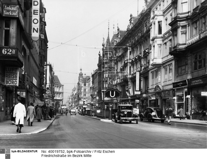 Fotograf: Fritz Eschen <BR> Hinten kreuzt Unter den Linden <BR> Aufnahmedatum: um 1930 <BR> Aufnahmeort: Berlin <BR> Inventar-Nr.: ES o.Nr. <BR> Systematik:  <BR> Geographie / Europa / Deutschland / Orte / Berlin / Straßen / Friedrichstraße / Ecke Unter den Linden
