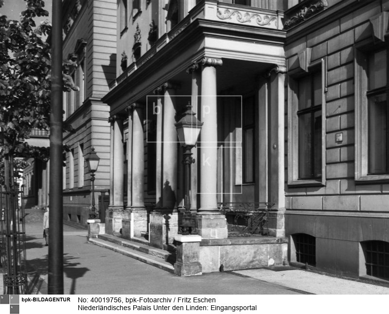 Fotograf: Fritz Eschen <BR> 1758 fertiggestellt, von Friedrich Wilhelm Diterichs entworfen und von Andreas Krüger errichtet. <BR> 1803 bis 1882 im Besitz des niederländischen Herrscherhauses Oranien-Nassau. <BR> Aufnahmedatum: um 1930 <BR> Aufnahmeort: Berlin <BR> Inventar-Nr.: ES 10936 <BR> Systematik:  <BR> Geographie / Europa / Deutschland / Orte / Berlin / Straßen / Unter den Linden / Häuser