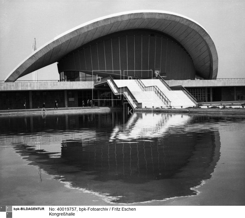 Fotograf: Fritz Eschen <BR> Aufnahmedatum: 1963 <BR> Aufnahmeort: Berlin (West) <BR> Inventar-Nr.: ES x <BR> Systematik:  <BR> Geographie / Europa / Deutschland / Orte / Berlin / Gebäude für Kultur und Bildung / Kommunikationszentren / Kongreßhalle