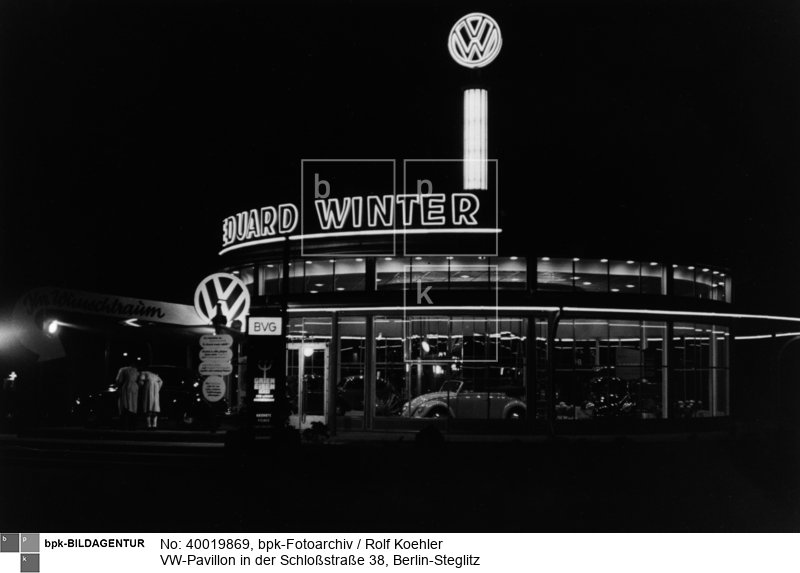 Für das Autohaus Eduard Winter nach Plänen des Architekten Curt Hans Fritzsche 1951 erbaut, um den VW Käfer zu präsentieren<BR>Aufnahmedatum: Oktober 1952<BR>Material/Technik: Foto<BR>Berlin (West)<BR>Inventar-Nr.: Kö 0067-1.R., 2.v.l.<BR>