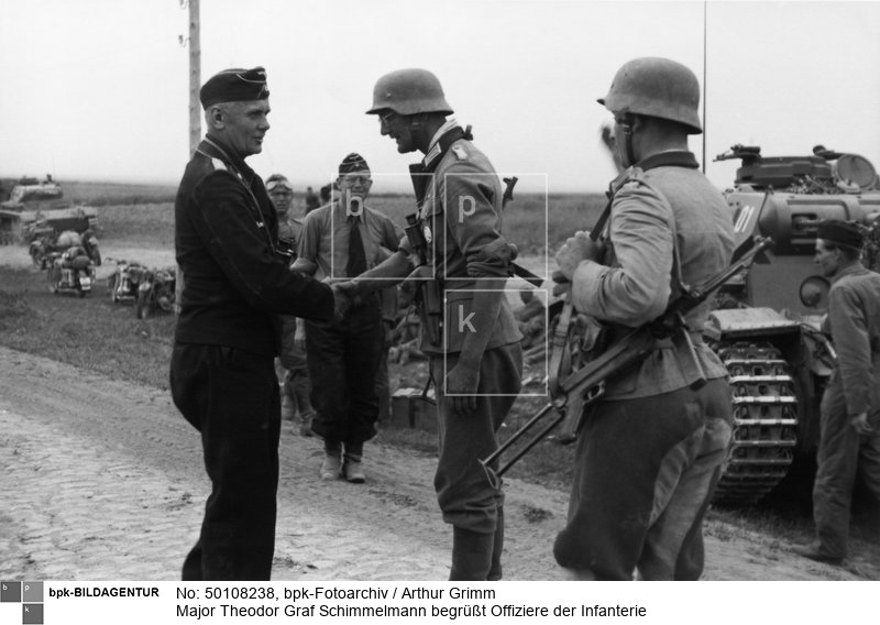 Fotograf: Arthur Grimm <BR> (Schimmelmann war Kommandeur des Panzerregiments 15) <BR> Aufnahmedatum: Juni 1941 <BR> Aufnahmeort: bei Uman (Ukraine) <BR> Inventar-Nr.: Gm WII120-21a
