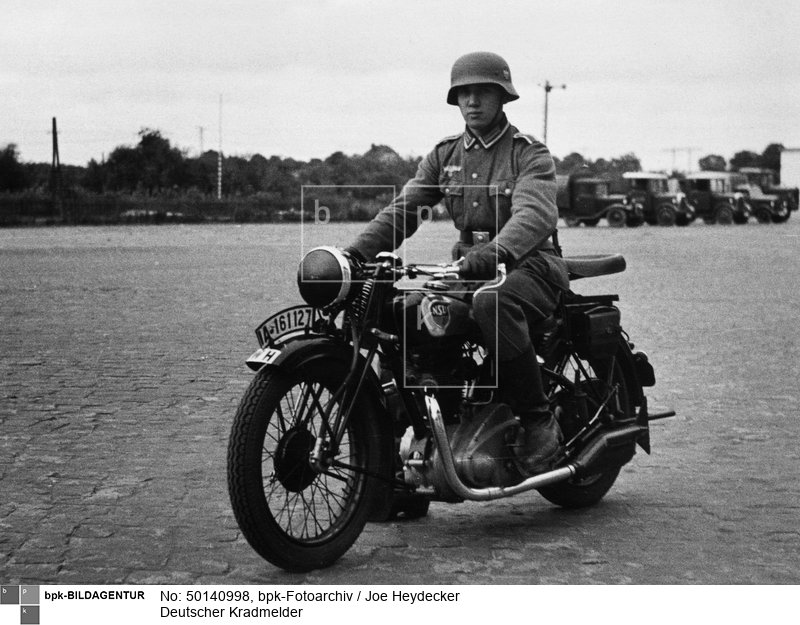 Fotograf: Joe Heydecker <BR> Typ NSU 601 OSL, die Kennzeichnung weist darauf hin, dass es aus zivilem Besitz eingezogen wurde <BR> Aufnahmedatum: Herbst 1939 <BR> Aufnahmeort: Perleberg Deutschland