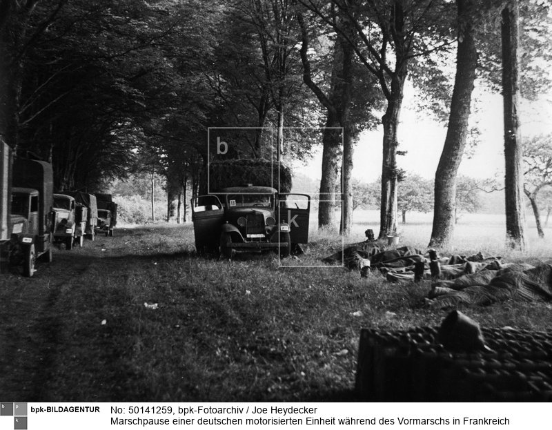 Fotograf: Joe Heydecker <BR> die Kennzeichnung weist darauf hin, dass es requirierte zivile Fahrzeuge sind <BR> Aufnahmedatum: Mitte 1940 <BR> Aufnahmeort: Frankreich