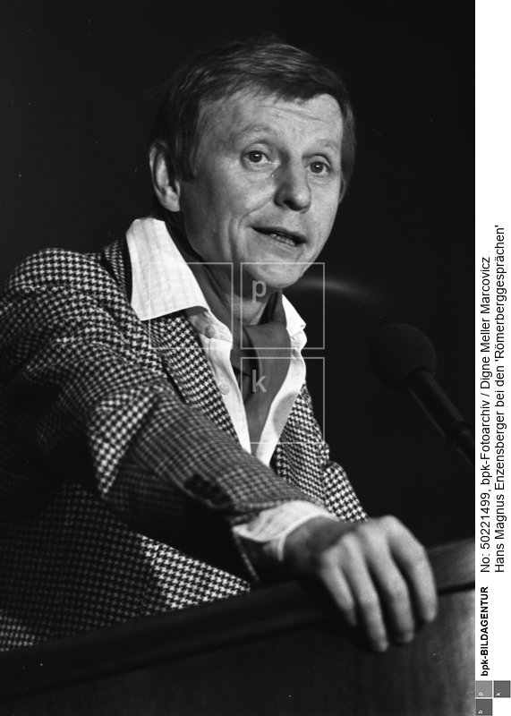 Person: Hans Magnus Enzensberger [11.11.1929 - 24.11.2022], Deutscher Schriftsteller<BR>Aufnahmedatum: 1976<BR>Material/Technik: Foto<BR>Aufnahmeort: Frankfurt am Main<BR>Inventar-Nr.: 965666<BR>