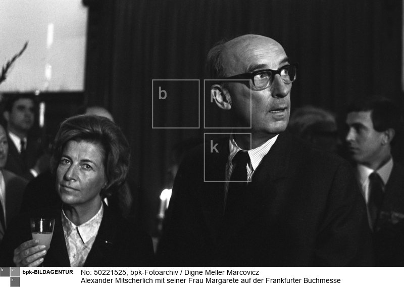 Person: Alexander Mitscherlich [20.09.1908-26.06.1982], Deutscher Mediziner, Psychologe<BR>Aufnahmedatum: 1968<BR>Material/Technik: Foto<BR>Aufnahmeort: Frankfurt am Main<BR>Inventar-Nr.: 965692<BR>